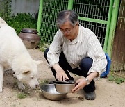 문 대통령 "개 식용 금지, 이제 신중히 검토할 때 됐다"