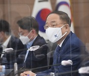 홍남기 "내달 70% 백신접종 완료.. '위드 코로나' 입장 정리"
