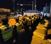 민노총 화물연대, SPC 청주공장 기습 진입..경찰과 대치