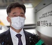"불법 없어"..화천대유 대주주 김만배 경찰 조사
