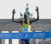 아돌라, 베를린 마라톤 남자부 우승..2시간5분45초