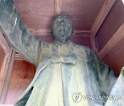 [사진톡톡] 친일 작가 제작 전봉준 장군 동상 철거..'역사 속으로'