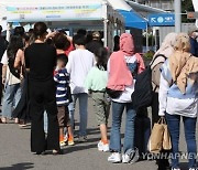 외국인 확진자 급증..방역당국 통역 앱까지 동원 '이중고'