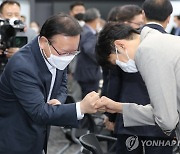 소상공인·자영업자 간담회 참석자와 인사하는 김부겸 총리