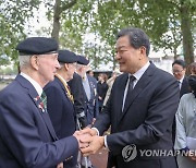 영국의 한국전 참전용사들과 인사하는 황기철 보훈처장