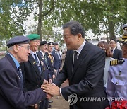 영국의 한국전 참전용사들과 인사하는 황기철 보훈처장
