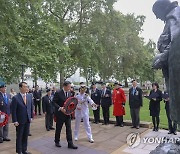 영국 한국전 참전비 참배하는 황기철 보훈처장