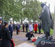 영국 한국전 참전비 참배하는 황기철 보훈처장