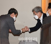 [포토]인사 나누는 고승범 위원장-이동걸 회장