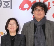 '기생충' 제작사, "봉준호 감독과 2편 더"..드라마도 진출