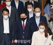 [포토]원내대책회의 참석하는 김기현