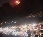 중국 전력난 최악..가로등도 신호등도 꺼진 '악몽의 도로'