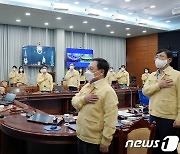 국기에 경례하는 문재인 대통령