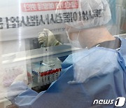 서울 한 고등학교에 마련된 신속PCR 검사소