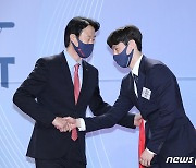 강을준 감독과 악수하는 이정현