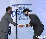 전창진 감독과 악수하는 김동현