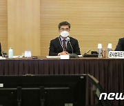 제4차 민관군 합동위원회 회의 모두발언하는 박은정 위원장