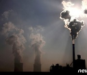 연기 내뿜는 중국의 석탄 발전소