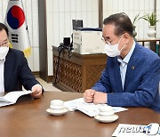 김부겸 총리에 지역현안 지원 요청하는 장세용 구미시장