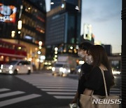 日, 내달 긴급사태 전면해제..'위드 코로나' 시대로