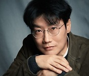 [인터뷰] '오징어 게임' 황동혁 감독 "제작중 이가 6개 빠져 임플란트 했다"