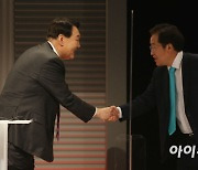 [포토]토론회 앞서 인사하는 윤석열-홍준표