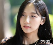 '샹치' OST 부른 신인 가수, 유튜브부터 소설까지 범상찮은 '서리'의 세계 [인터뷰]