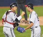 이성우 '고우석 향해 엄지척' [MK포토]