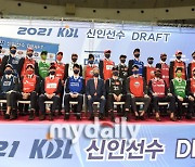 [MD포토] 2021 KBL 신인드래프트를 통해 프로무대로 진출하는 선수들