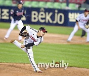 [MD포토] 김윤식 '비를 뚫고 역투'