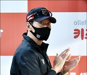 [MD포토] 선수들에 박수치는 이강철 감독