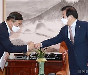 [헤럴드pic] 주먹인사하는 박병석 국회의장과 윤호중 더불어민주당 원내대표