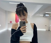 트와이스 지효, 짧은 크롭 민소매 입고 뽐낸 탄탄 복근..삐삐 머리 찰떡이네