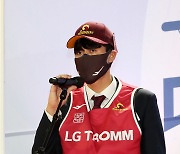 소감 말하는 LG 세이커스 이승우