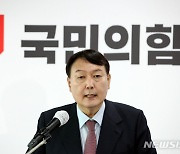 尹-李 '대장동 게이트' 샅바싸움.."감옥 보낼것" vs "대통령 양보하라"