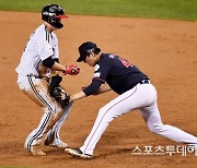 [ST포토] 홍창기, 이승헌 벽 앞에 막혔다