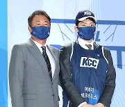[포토S] 김승기 감독 아들 김동현, 전체 9순위로 전주 KCC행