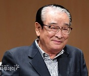 [종합] '88세' 이순재, 65년 연기 인생 '리어왕'에 담았다