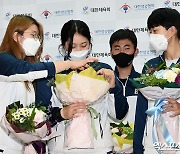 여자 양궁대표팀 '예쁜 꽃에 시선 집중'[포토]