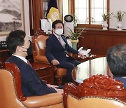 양당 원내대표와 대화하는 박병석 국회의장