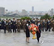 북한 최고인민회의 대의원들 만수대동상에 헌화