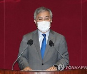 '고발사주' 의혹 관련 5분 자유발언하는 최강욱 대표