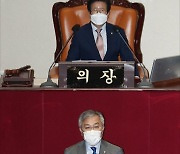 '고발사주' 의혹 관련 5분 자유발언하는 최강욱 대표