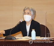 의사봉 두드리는 박은정 민관군 합동위 공동위원장