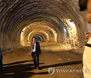 INDIA KASHMIR ZOJILA TUNNEL INDIAN MINISTER VISIT