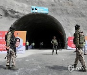 INDIA KASHMIR ZOJILA TUNNEL INDIAN MINISTER VISIT