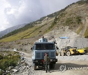 INDIA KASHMIR ZOJILA TUNNEL INDIAN MINISTER VISIT