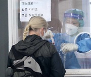 [포토] 코로나 검사받는 외국인 여성