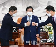 [포토]윤호중-김기현, '오늘 언론중재법 최종 담판?'