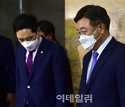 [포토]윤호중-김기현, '언론중재법 합의 실패'